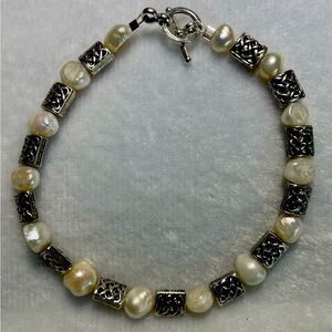 Pearl Bracelet. 7 inches.